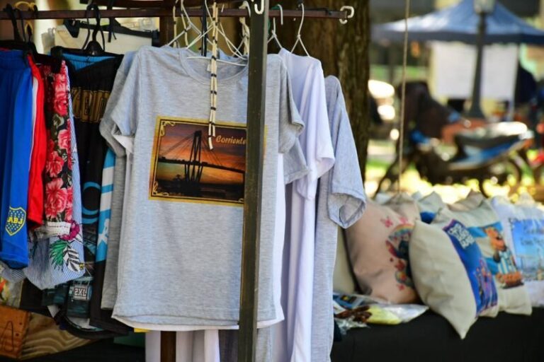 Puestos de la Feria de la Ciudad en un espacio público de Corrientes