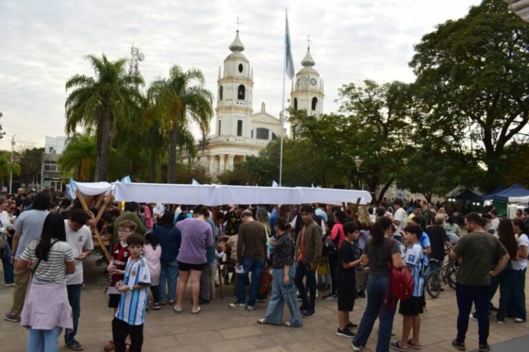 Niños intercambiando figuritas del Mundial en una plaza de Corrientes
