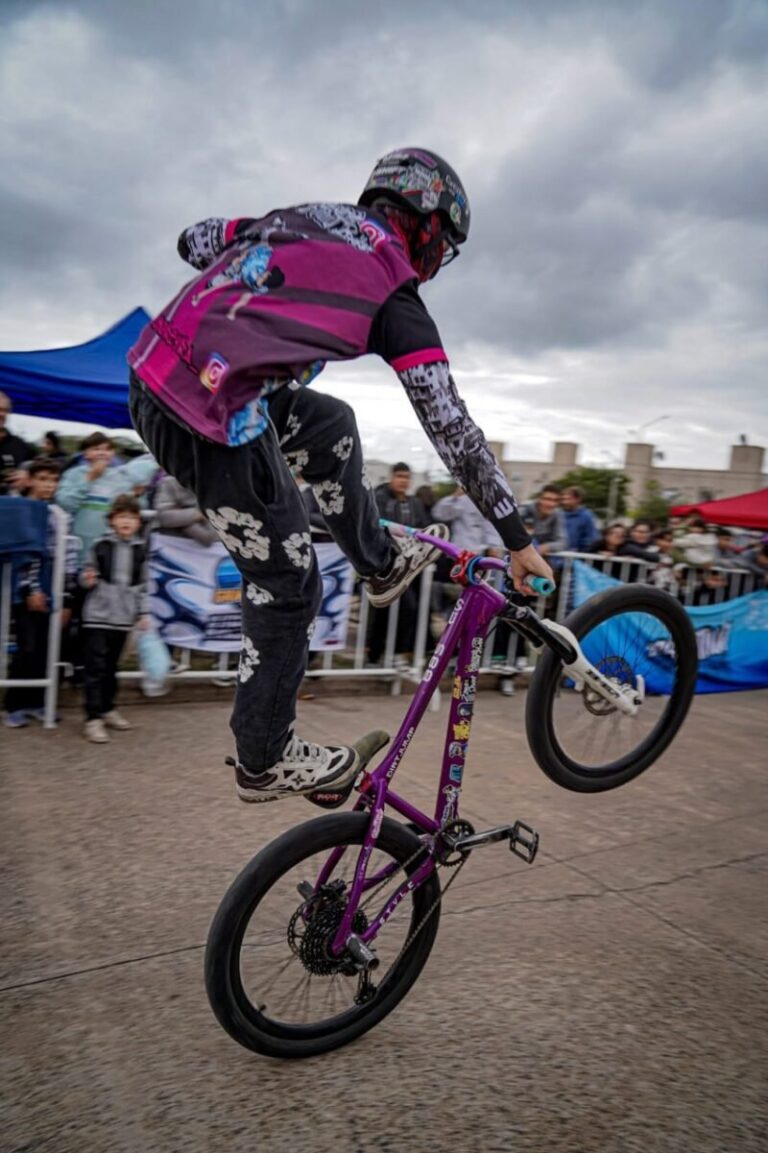 Jóvenes realizando acrobacias en bicicleta durante el Primer Encuentro Nacional de Stunt en Corrientes