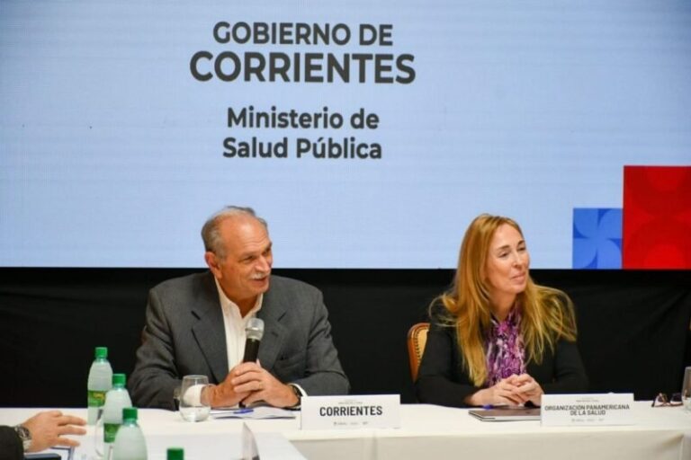 Ministros de Salud del Litoral reunidos en el Salón Amarillo de la Casa de Gobierno de Corrientes con representantes de la OPS