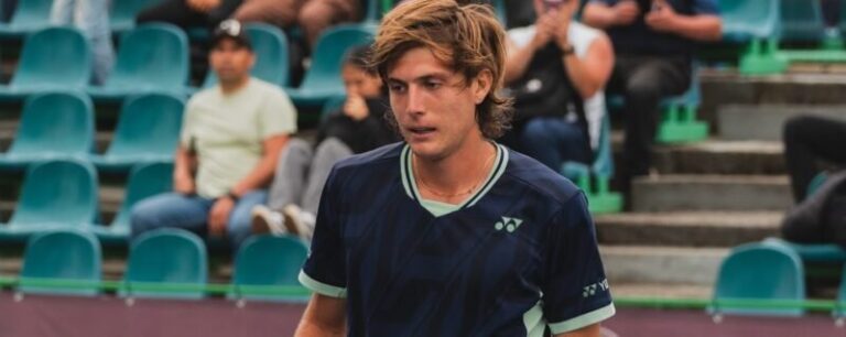 Lautaro Midón durante su partido en Wimbledon 2026