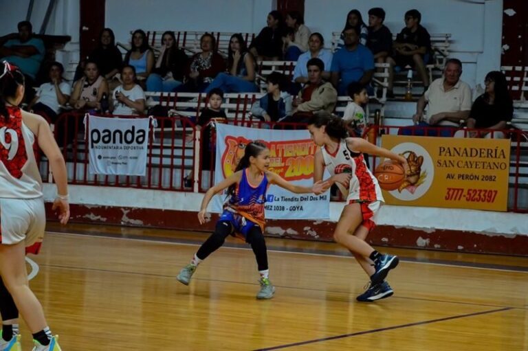 Partido de básquet de categorías formativas en Corrientes