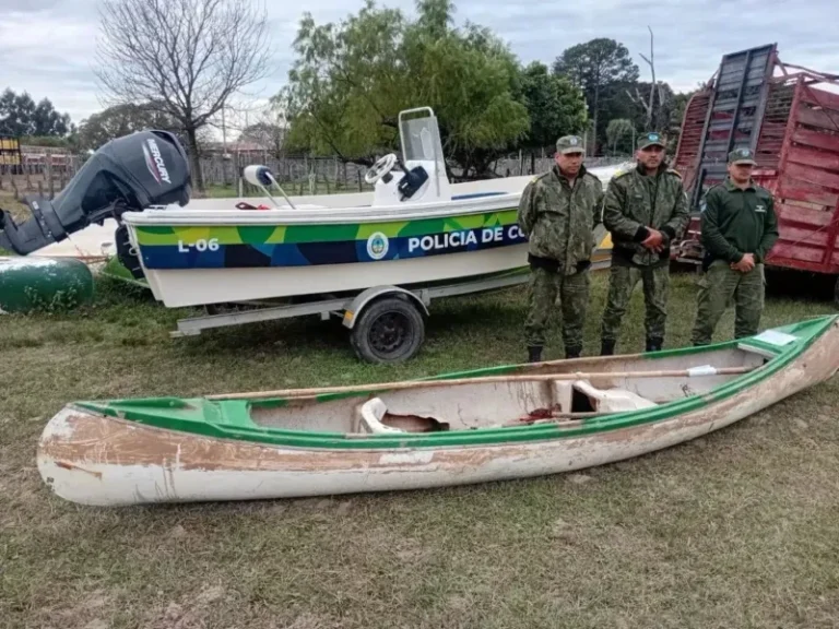 Embarcación tipo piragua con elementos de caza incautados y un yacaré negro faenado
