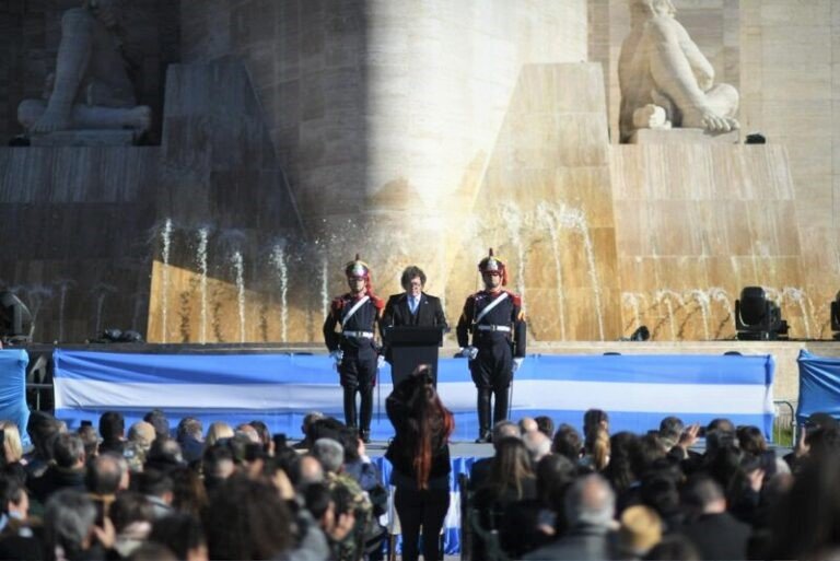 Ceremonia de promesa de lealtad a la Bandera en la Costanera de Corrientes