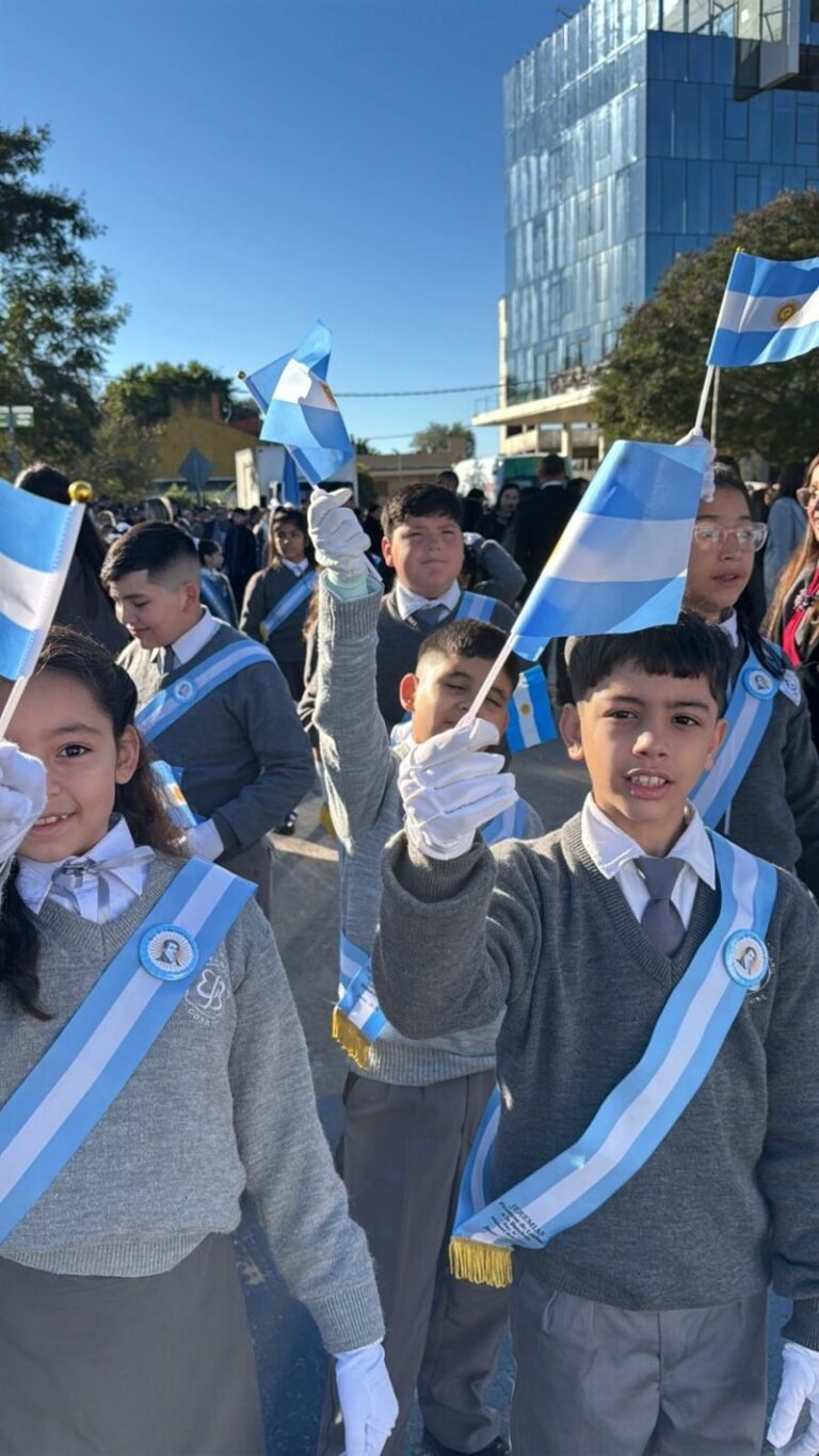 Alumnos de 4° grado durante la Promesa de Lealtad a la Bandera en la Costanera Sur de Corrientes