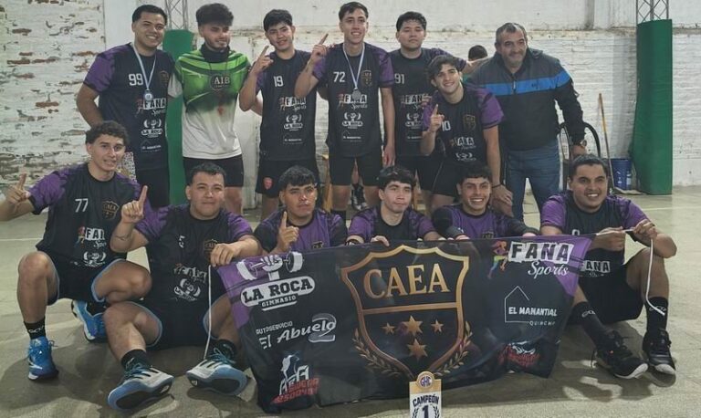 Equipo de handball El Abuelo de Itatí celebrando el campeonato en la Goya Handball Cup
