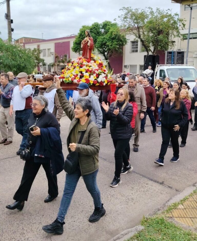 Procesión del Sagrado Corazón de Jesús por calles del barrio