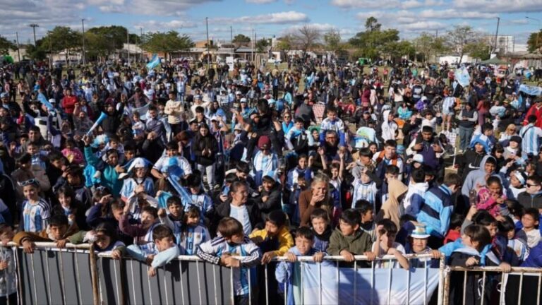 Multitud en la plaza del barrio 17 de Agosto durante el Fan Fest de la Selección Argentina