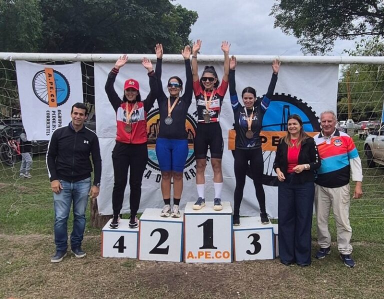 Pedalistas en competencia de Mountain Bike en Santa Ana
