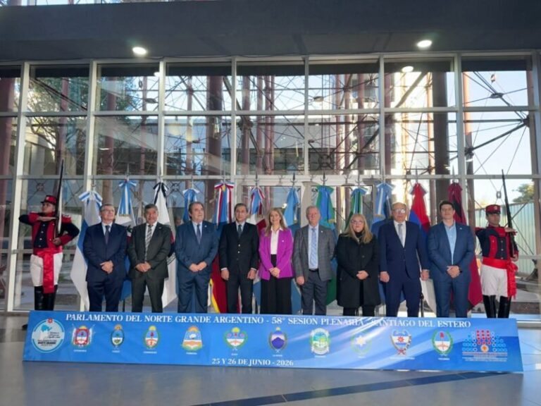 Sesión plenaria del Parlamento del Norte Grande en la Legislatura de Santiago del Estero