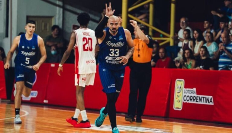 Fabián Ramírez Barrios con la camiseta de Regatas Corrientes