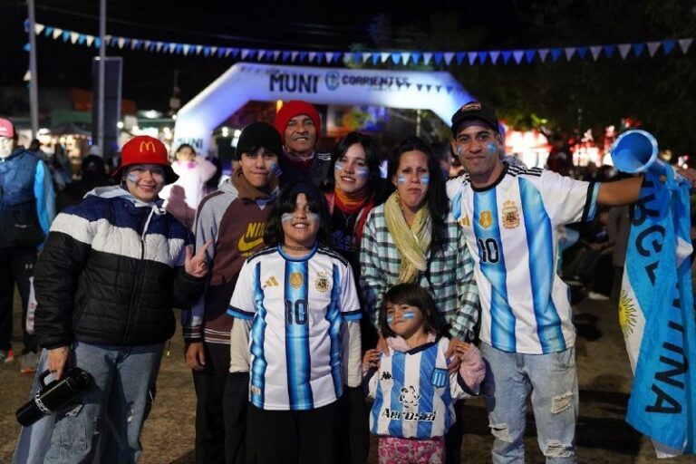 Fan Fest barrio 17 de Agosto Corrientes pantalla gigante