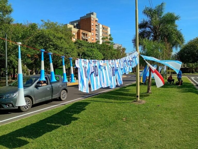 Personas comprando remeras de la Selección argentina en la vía pública en Corrientes antes del debut mundialista