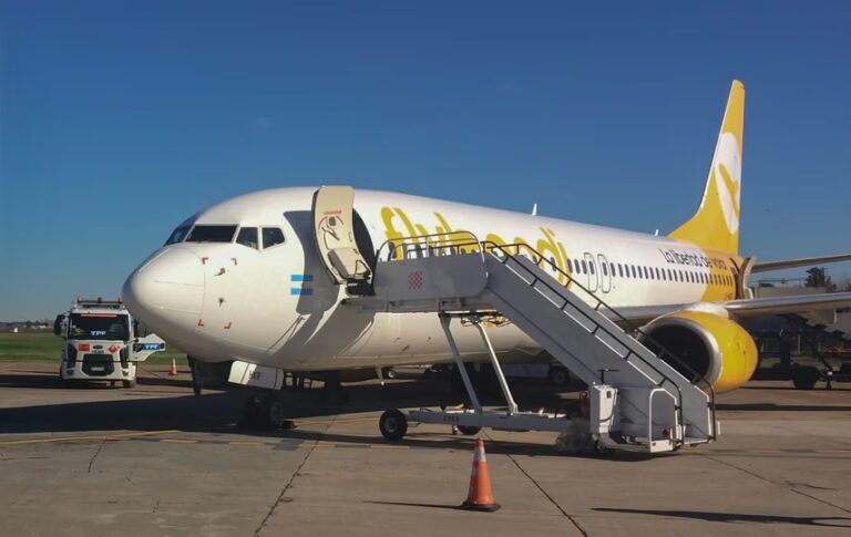 Avión de Flybondi en pista de aterrizaje