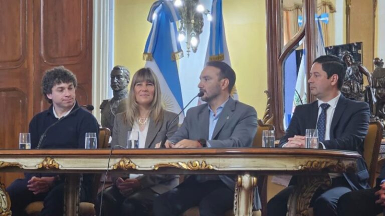 Conferencia de prensa del Gobierno de Corrientes anunciando la planta de madera estructural en Gobernador Virasoro