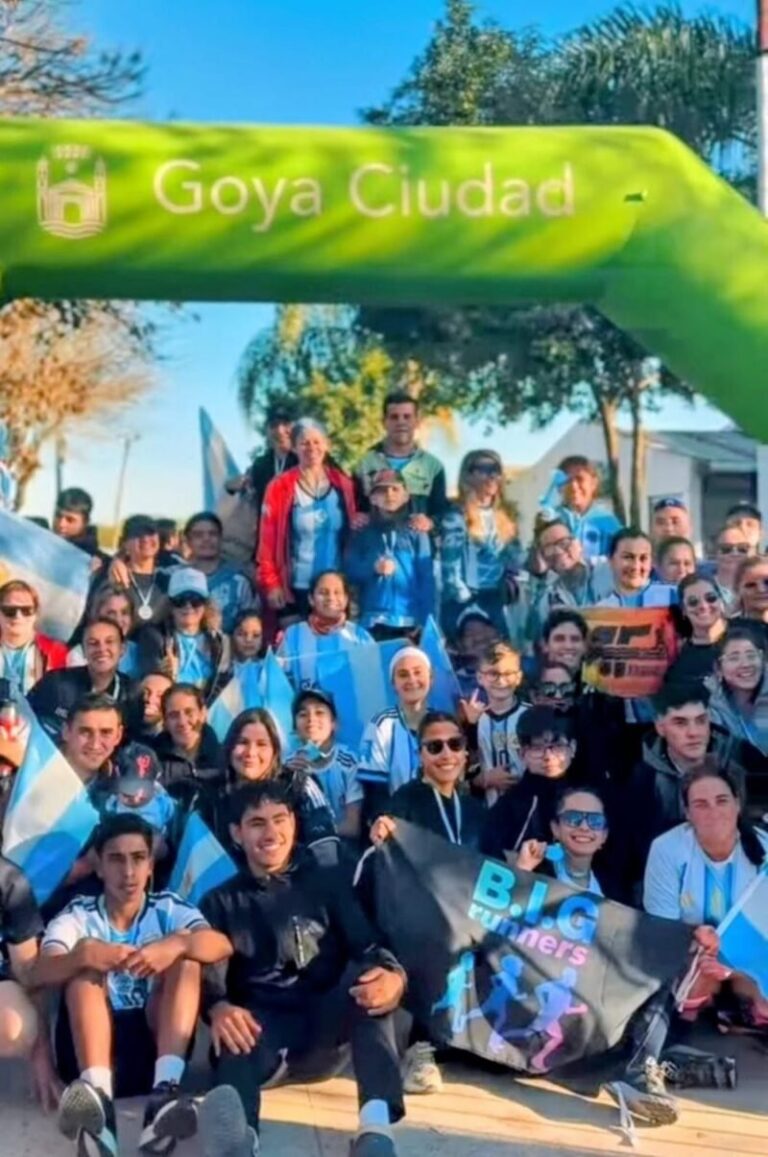 Corredores en la competencia Goya Corre Celeste y Blanco en el barrio Belgrano