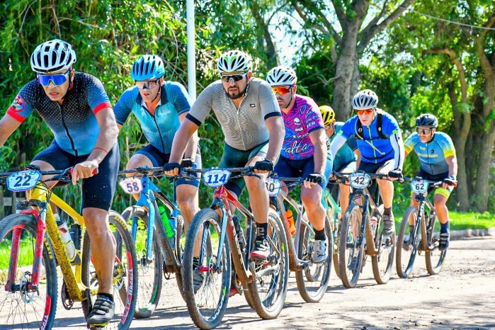 Pedalistas en competencia de mountain bike en Goya