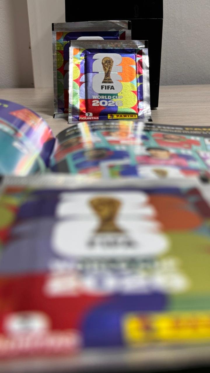 Niños intercambiando figuritas del Mundial en la plaza Mitre de Goya