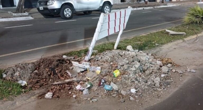 Montículo de tierra en la calzada de la avenida Sarmiento, Goya