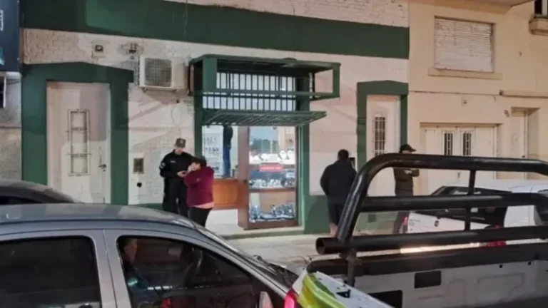 Camioneta Chevrolet blanca secuestrada por la Policía en el barrio 17 de Agosto de Corrientes
