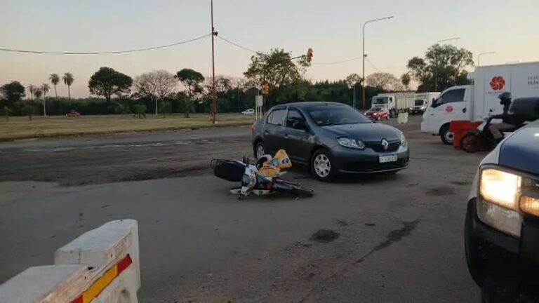 Lugar del choque entre un auto y una moto en la intersección de Ruta Nacional Nº 12 y avenida Raúl Alfonsín, Corrientes