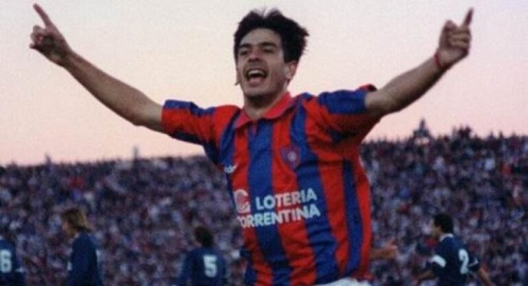 Jugadores de Huracán Corrientes celebrando el ascenso en 1996