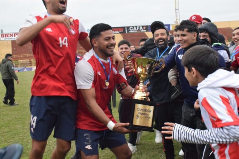 Jugadores de Independiente celebrando el título de la Copa de la Liga Correntina en el estadio de Boca Unidos