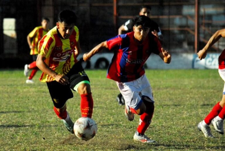 Partido de fútbol en el estadio de Huracán Corrientes durante los cuartos de final de la Copa de la Liga Correntina