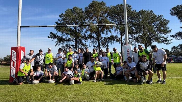 Participantes de la jornada de rugby inclusivo Cebras Mix en el Aranduroga Rugby Club