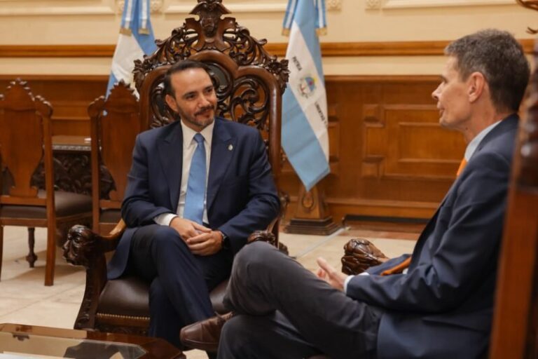 Gobernador Juan Pablo Valdés y embajador Gerhard Mayer durante recorrida en Corrientes