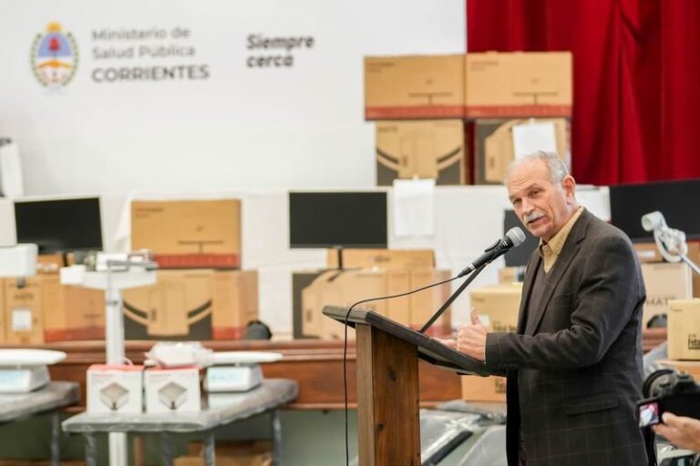 Ministro de Salud Emilio Lanari durante la entrega de equipamiento en el Hospital de Campaña
