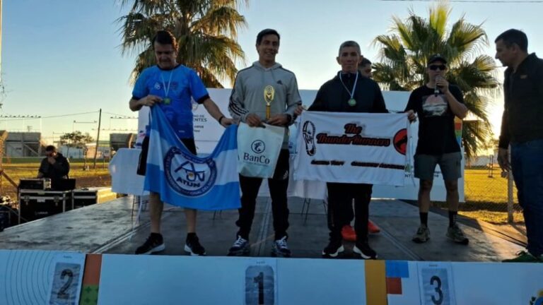 Corredores en la prueba atlética Running 6k Día del Padre en el acceso al Perichón, Corrientes