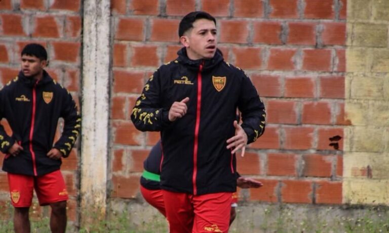 Mariano Miño con la camiseta de Boca Unidos