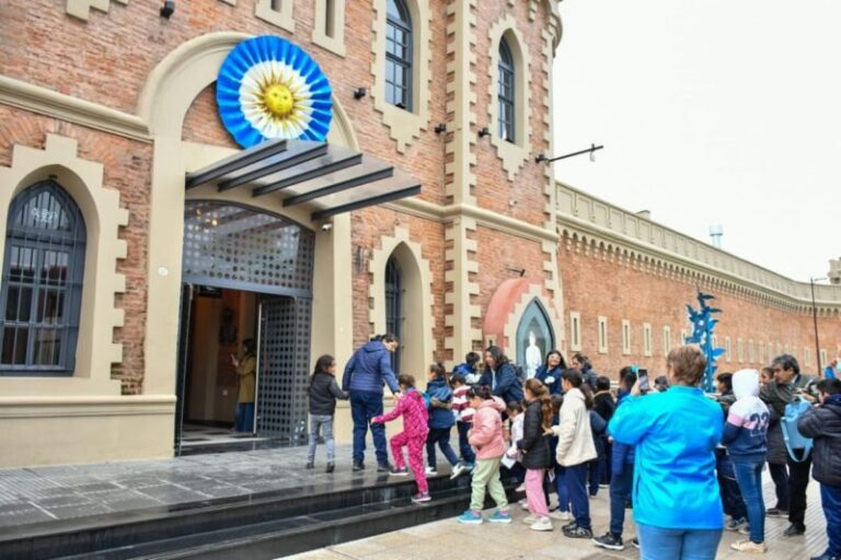 Estudiantes recorriendo el Centro Cultural Sanmartiniano en Corrientes