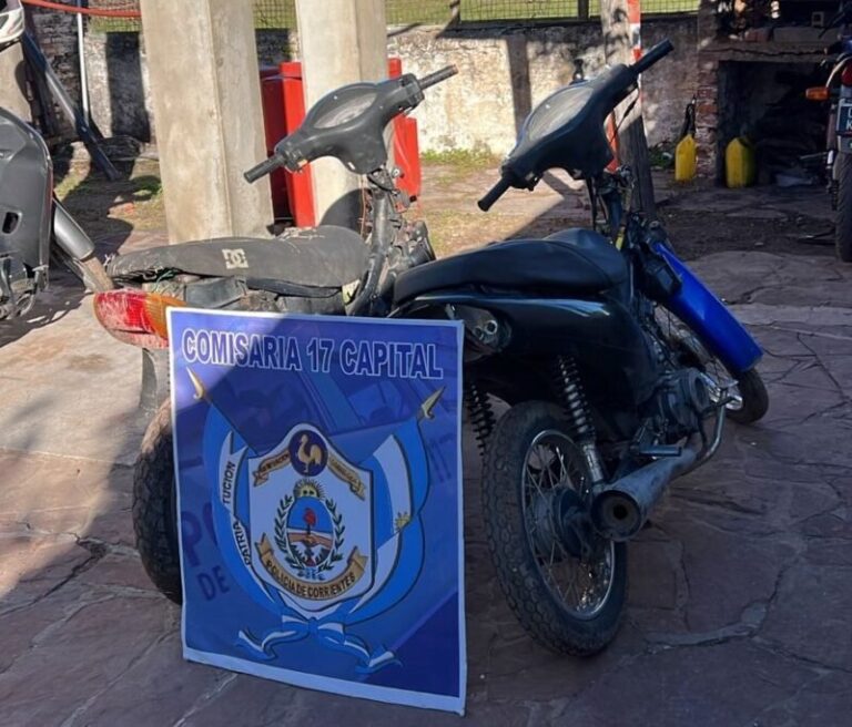 Efectivos policiales junto a una motocicleta secuestrada en un operativo en Corrientes
