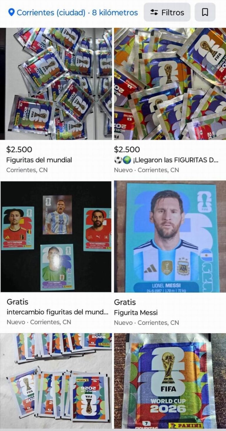 Figuritas del álbum Panini del Mundial sobre una mesa