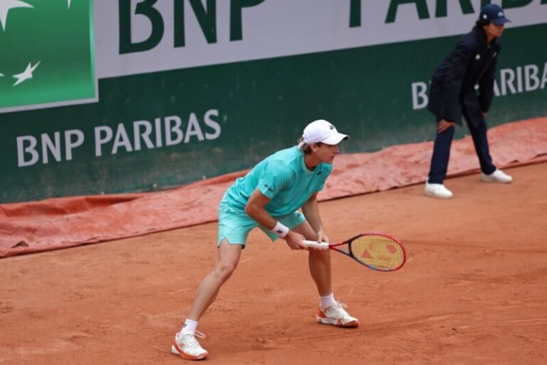Lautaro Midón en partido de tenis