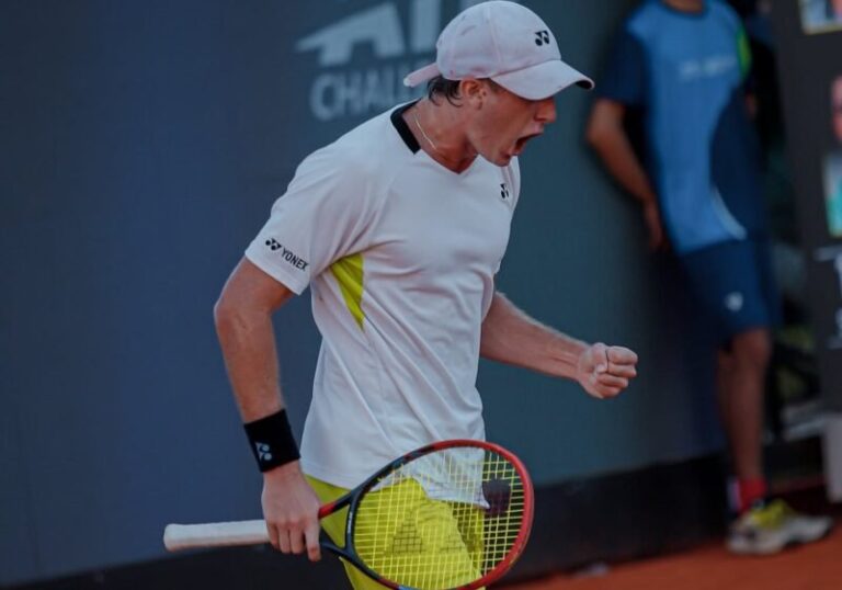 Lautaro Midón durante un partido de tenis