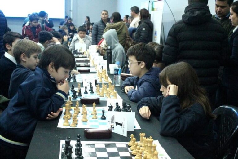Estudiantes durante el Campeonato Provincial de Ajedrez de Escuelas en Monte Caseros