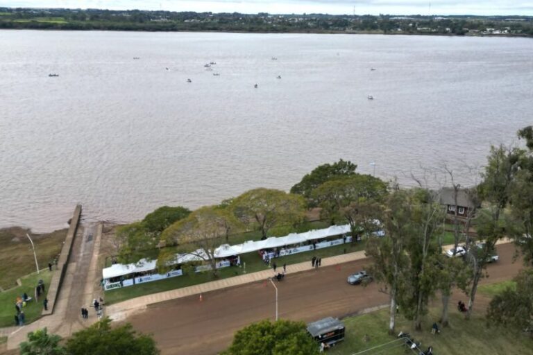 Embarcaciones en el río Uruguay durante el Torneo de Pesca de la Triple Frontera en Monte Caseros