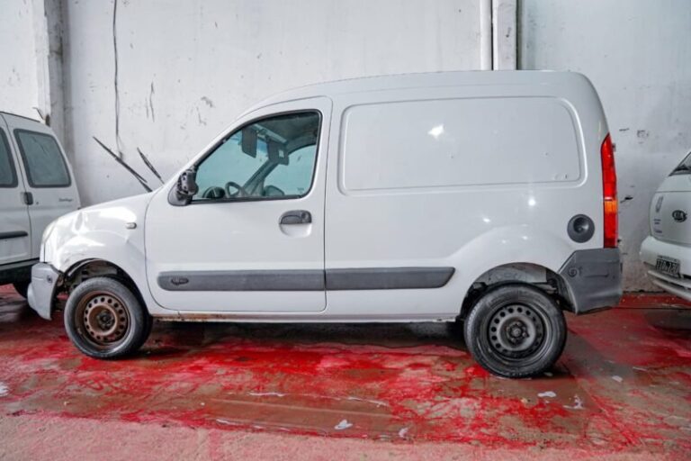 Vehículos municipales en desuso estacionados en el Parque Industrial Santa Catalina
