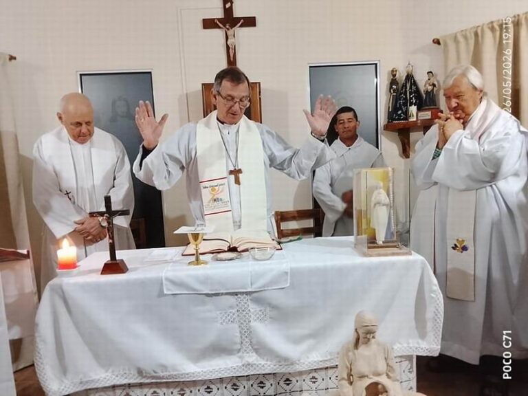 Monseñor Adolfo Ramón Canecín junto a los fundadores de la Fazenda de la Esperanza en Santa Lucía