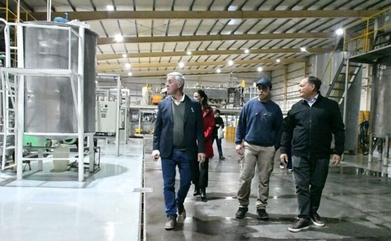 Recorrida de autoridades por la planta UTE BV S.A. en Bella Vista