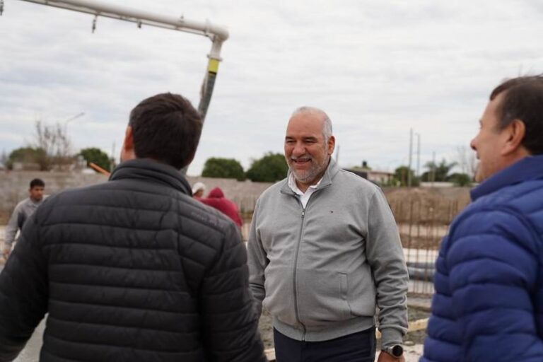 Intendente Claudio Polich supervisando obras de desagüe en Corrientes
