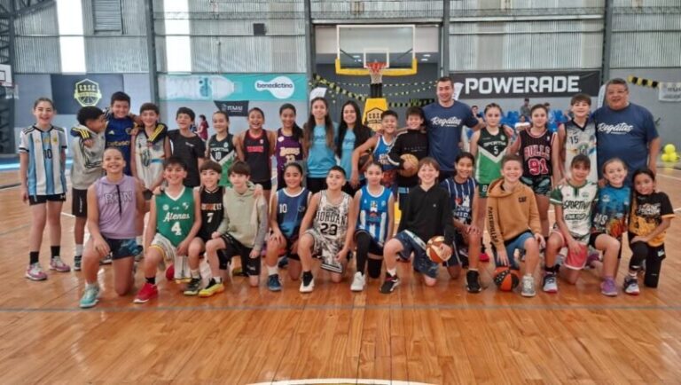 Jugadoras de Mini Básquet en entrenamiento