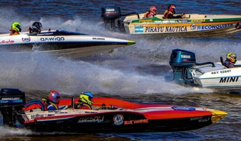 Embarcaciones de la competencia Raid Náutico de las Américas en la costa de Corrientes