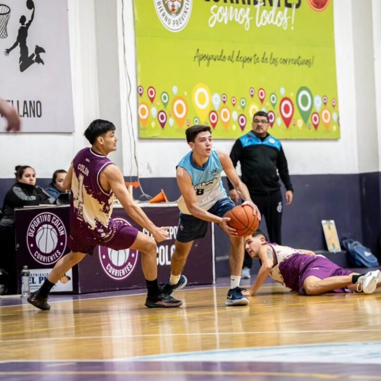 Jugadores de Regatas Corrientes en un partido de básquet