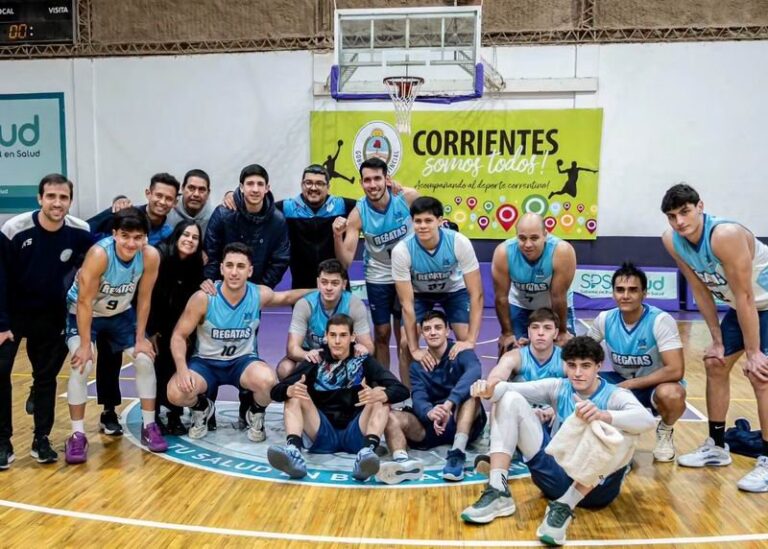 Jugadores de Regatas Corrientes en partido de Copa Palacio