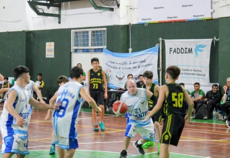 Partido amistoso de básquet adaptado en el Gimnasio de la Secretaría de Deportes de Corrientes