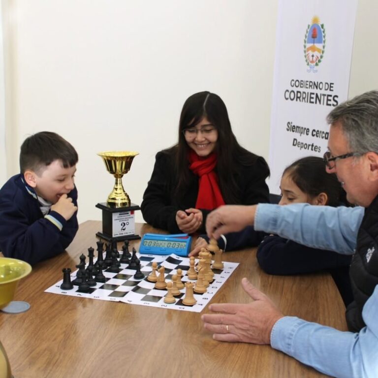 Ajedrecistas de la Escuela Municipal de Ajedrez de Riachuelo con autoridades provinciales